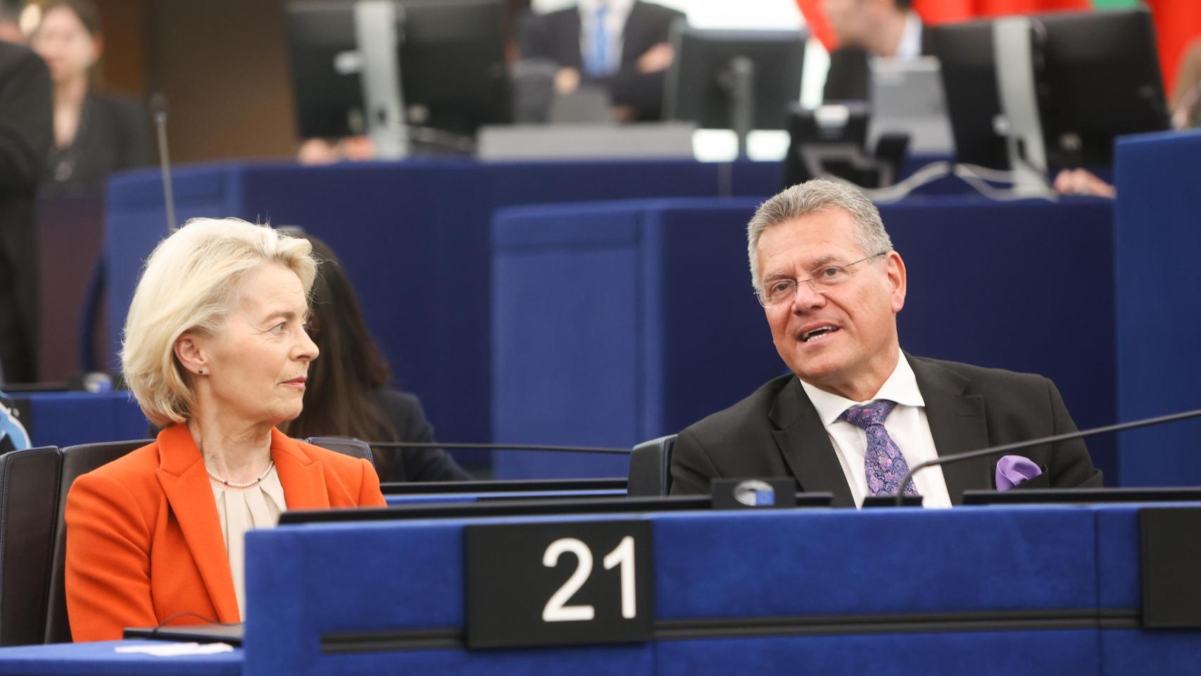 La presidenta de la Comisión, Ursula von der Leyen, y el comisario de Comercio, Maros Sefcovic, este martes durante el pleno de la Eurocámara en Estrasburgo