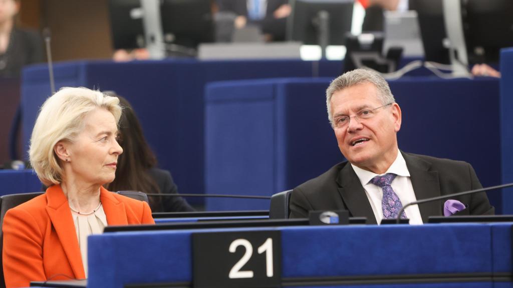 La presidenta de la Comisión, Ursula von der Leyen, y el comisario de Comercio, Maros Sefcovic, este martes durante el pleno de la Eurocámara en Estrasburgo