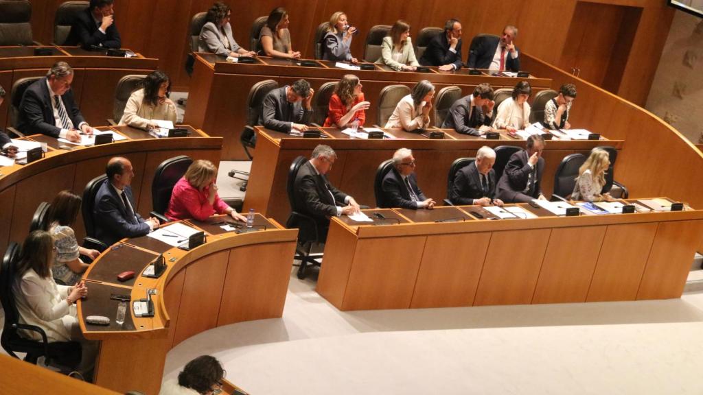 Bancada del PP y del Gobierno de Aragón durante el discurso de investidura de Azcón