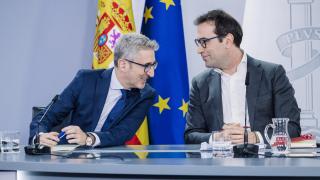 (i-d) El ministro de Hacienda, Arcadi España, y el vicepresidente primero y ministro de Economía, Comercio y Empresa, Carlos Cuerpo, durante la rueda de prensa posterior al Consejo de Ministros, a 28 de abril de 2026, en Madrid (España)