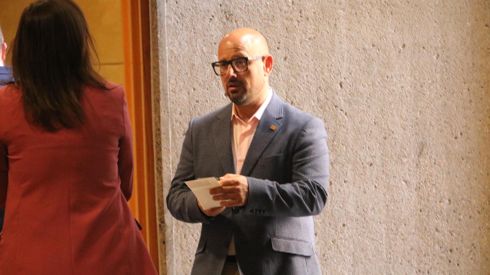 Alberto Izquierdo, presidente del PAR, volviendo a las Cortes de Aragón, esta vez como invitado