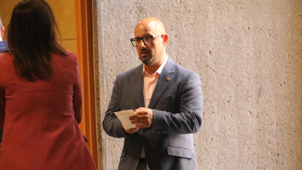 Alberto Izquierdo, presidente del PAR, volviendo a las Cortes de Aragón, esta vez como invitado