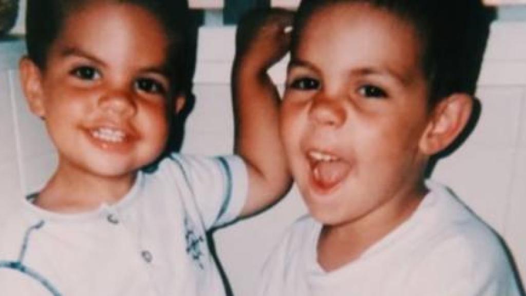 Los dos hermanos, de pequeños.