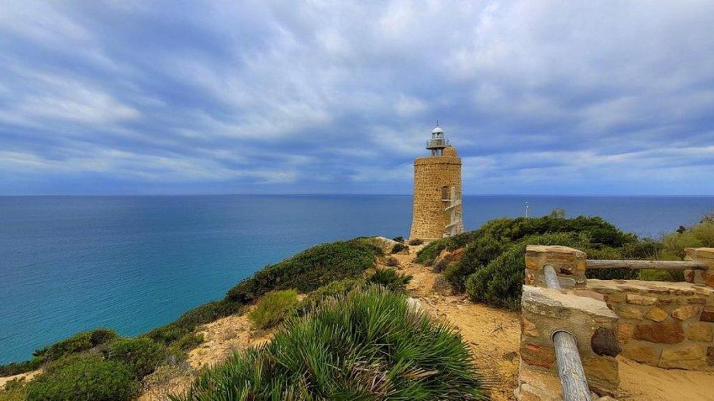 El faro de Camarinal cerca de la Playa de los Alemanes.
