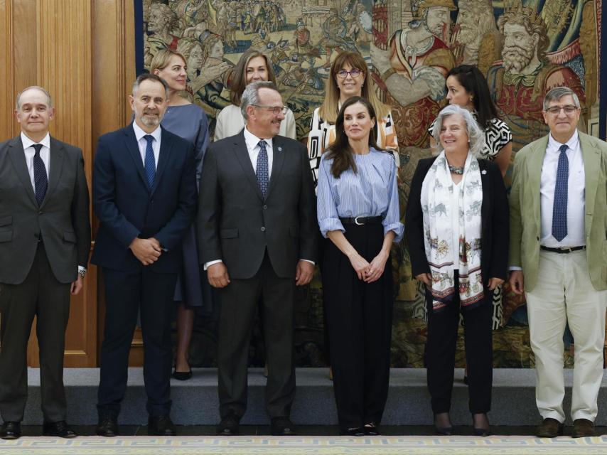 La reina Letizia posa para la foto de familia tras la audiencia real a los miembros de la Fundación Porque Viven este martes en el Palacio de la Zarzuela.