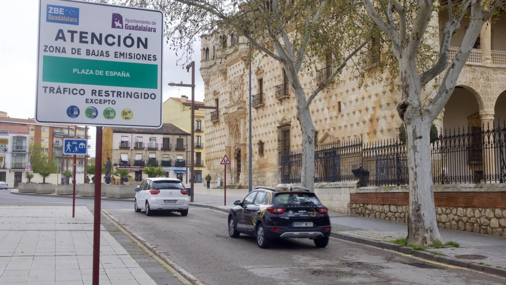 Imagen de una de las señales de la ZBE de Guadalajara junto al Palacio del Infantado.