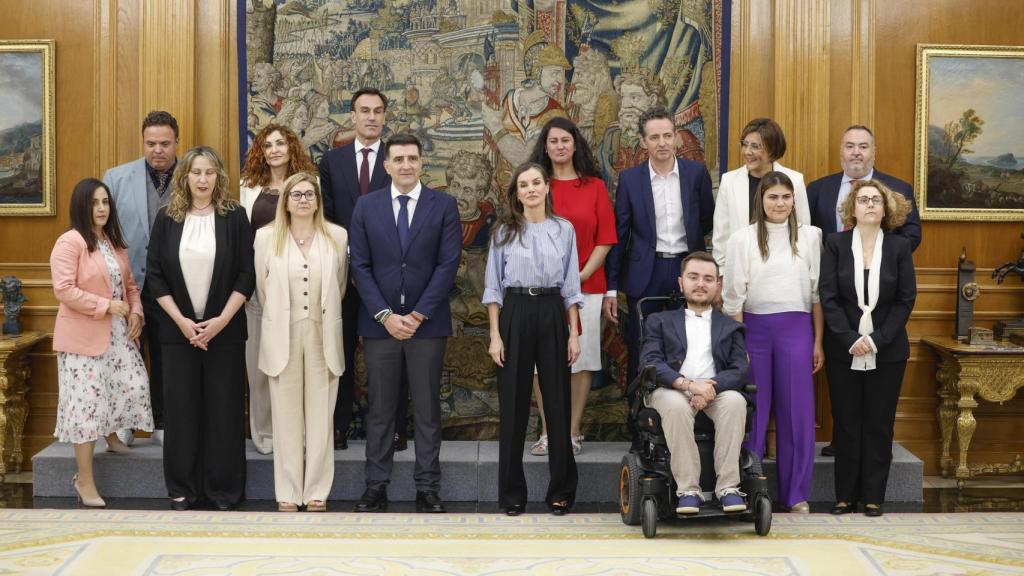 La reina Letizia, con una representación de la Asociación 'Más Visibles'.