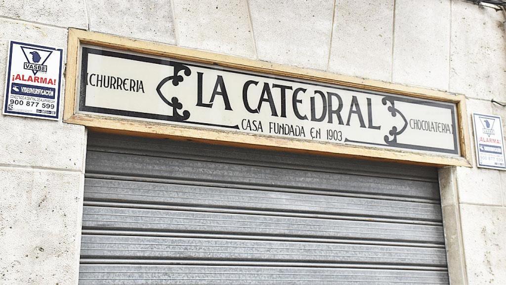Imagen de la Churrería La Catedral con la persiona bajada.