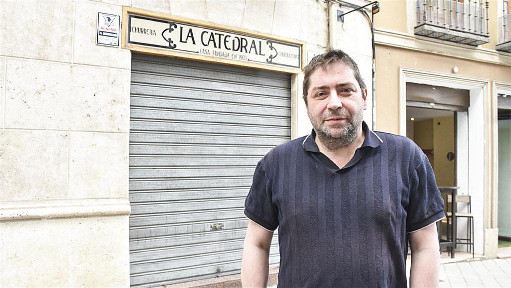Alberto Barciero atiende a EL ESPAÑOL de Castilla y León con la Churrería La Catedral de fondo.
