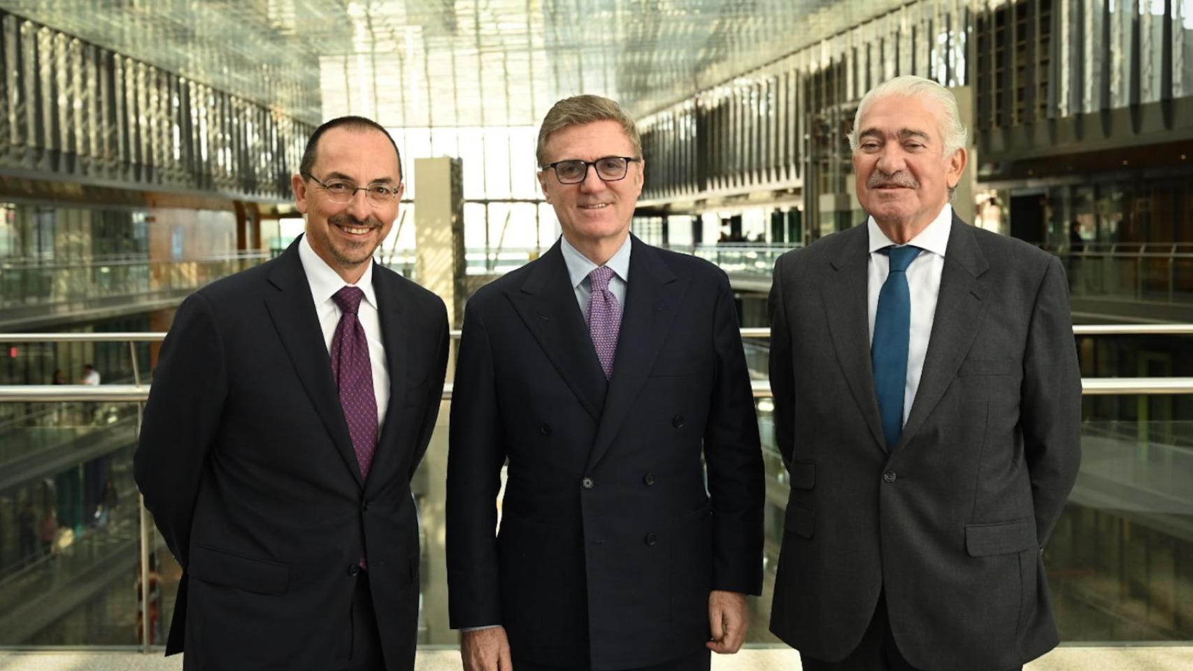 De izq. a dcha.: Gianni Vittorio Armani, consejero delegado de Endesa, Flavio Cattaneo, CEO del Grupo Enel, y José Bogas, consejero externo de Endesa.