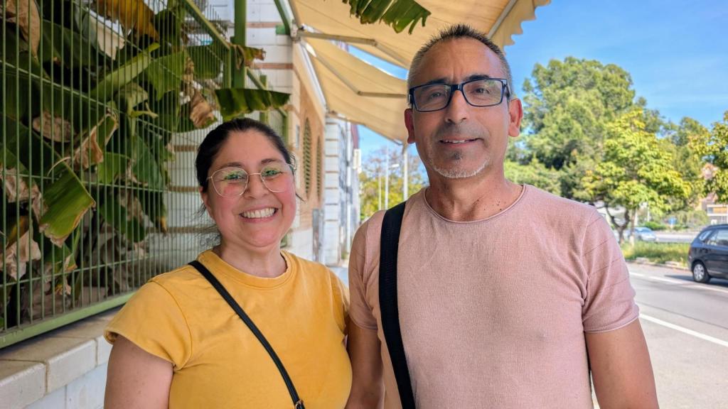German, a las puertas de la Oficina de Extranjería de Alicante, junto a su mujer, de nacionalidad venezolana.