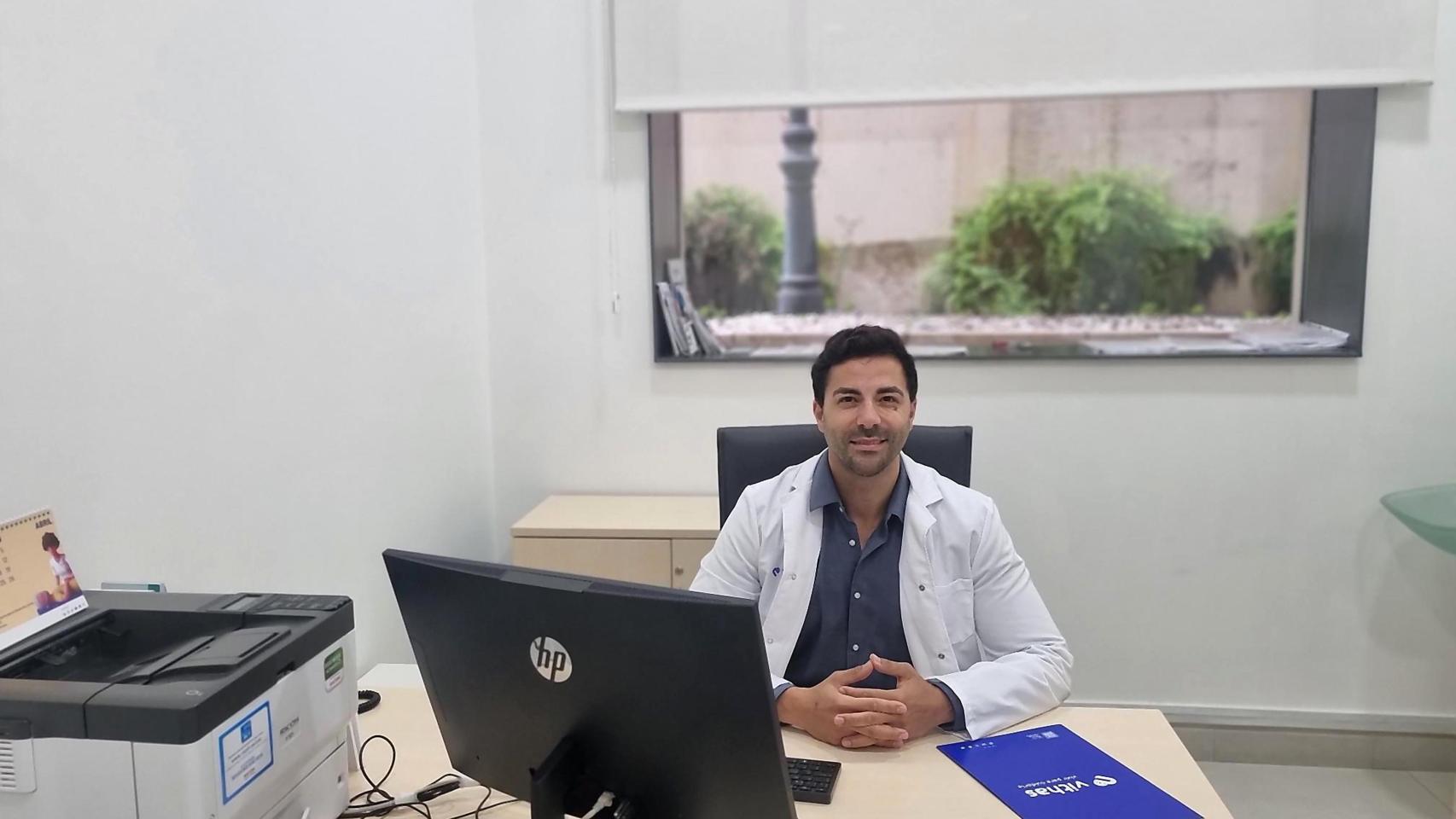 Rubén Costa Algarra en su consulta del Hospital Vithas Xanit Estepona.