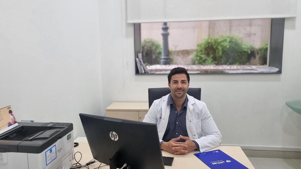 Rubén Costa Algarra en su consulta del Hospital Vithas Xanit Estepona.