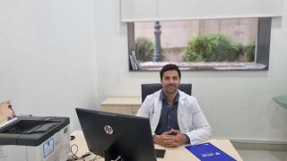 Rubén Costa Algarra en su consulta del Hospital Vithas Xanit Estepona.