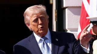 El presidente estadounidense Donald Trump da la bienvenida al rey Carlos de Gran Bretaña en la Casa Blanca el 27 de abril de 2026.