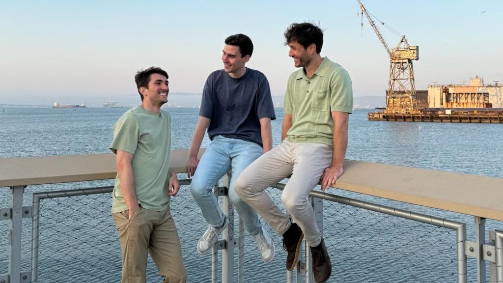 Pablo Palafox, Luis Paarup y Javier Palafox, cofundadores de HappyRobot y actuales CEO, CTO y COO de la compañía.