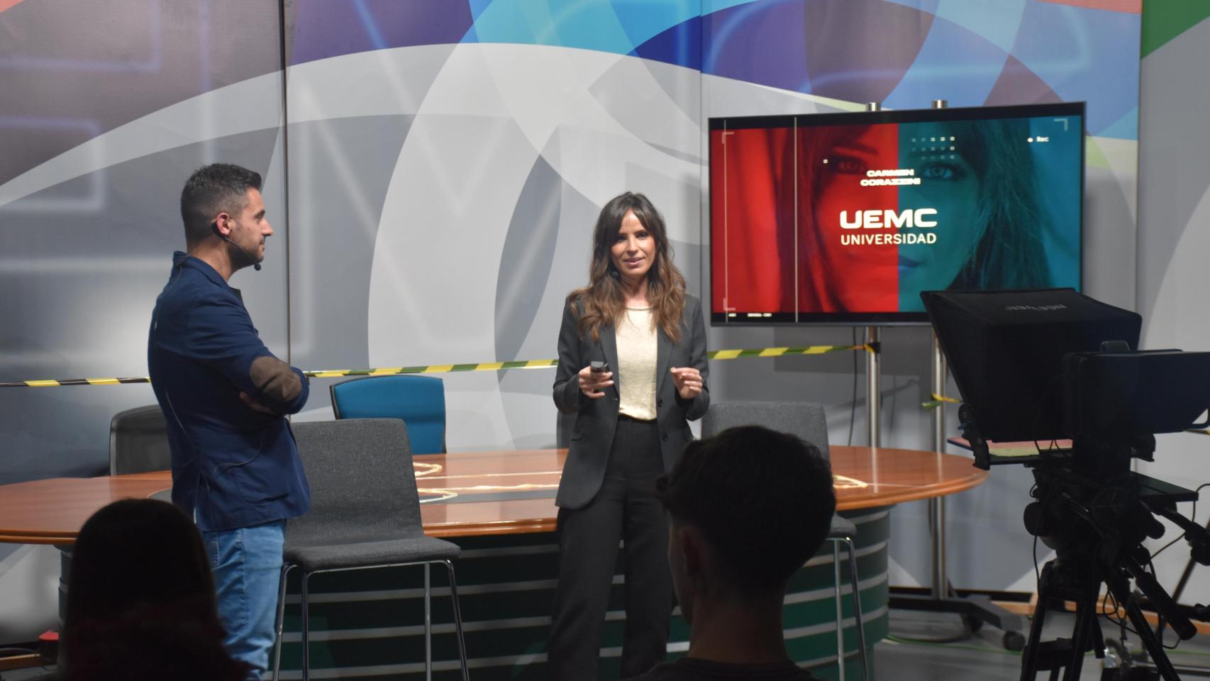 El profesor de la UEMC Miguel Ángel Díaz y la periodista Carmen Corazzini durante la 'masterclass' de este martes en el plató de cine y televisión de la Universidad Europea Miguel de Cervantes