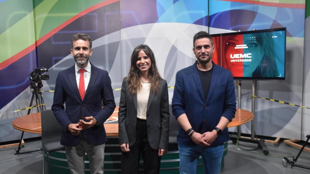 El rector de la UEMC, David García, la periodista Carmen Corazzini y el profesor de Periodismo Miguel Ángel Díaz, antes del inicio de la masterclass