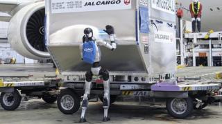 El robot humanoide Unitree G1 trabajando en el aeropuerto de Haneda.