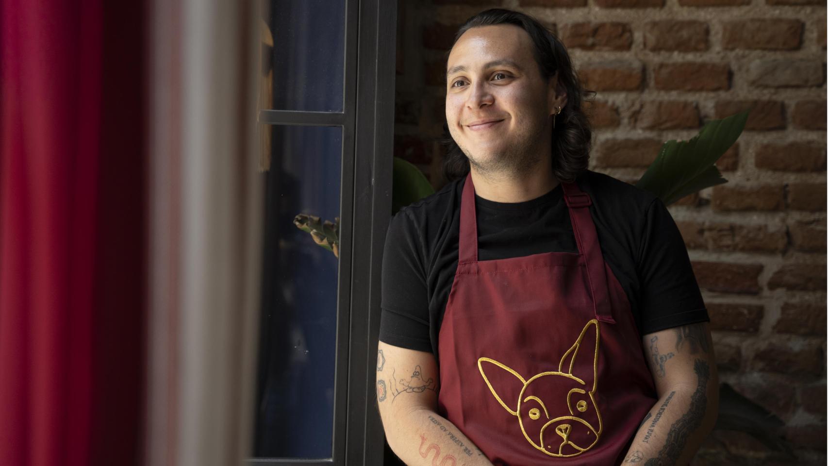 Rogelio Castro en el restaurante con su nombre, Roge, ya a su perra Croqueta en el delantal.