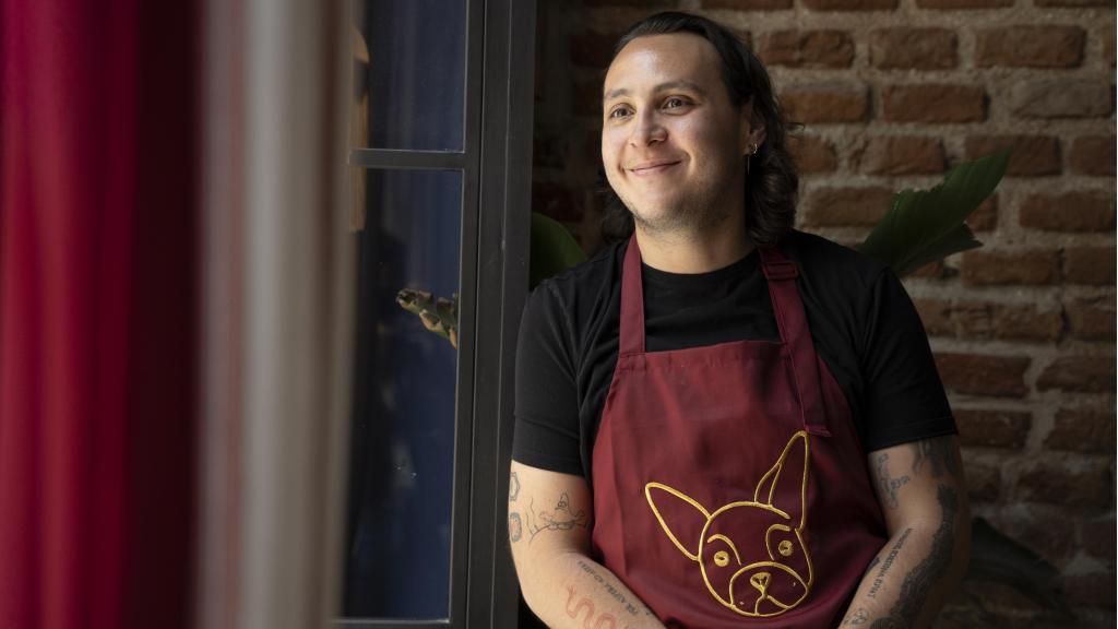 Rogelio Castro en el restaurante con su nombre, Roge, ya a su perra Croqueta en el delantal.