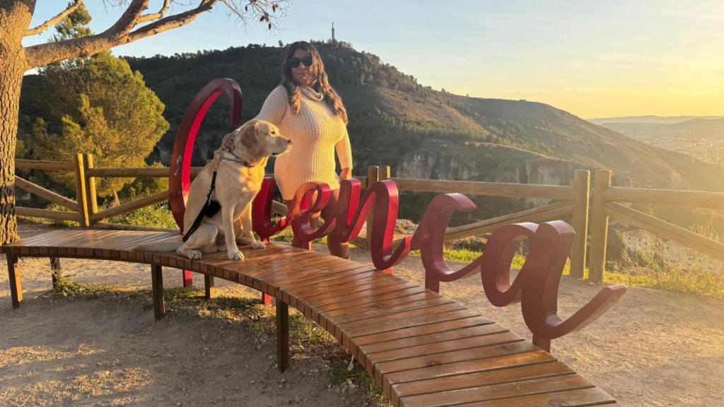 Karla junto a Hero en Cuenca.