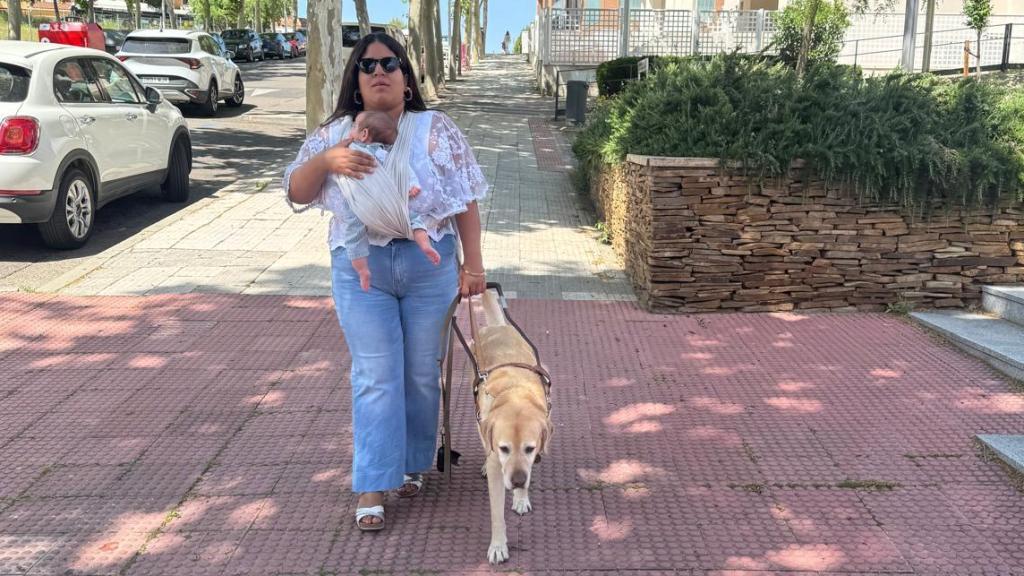 Karla junto a Hero y su hija Amanda durante un paseo.