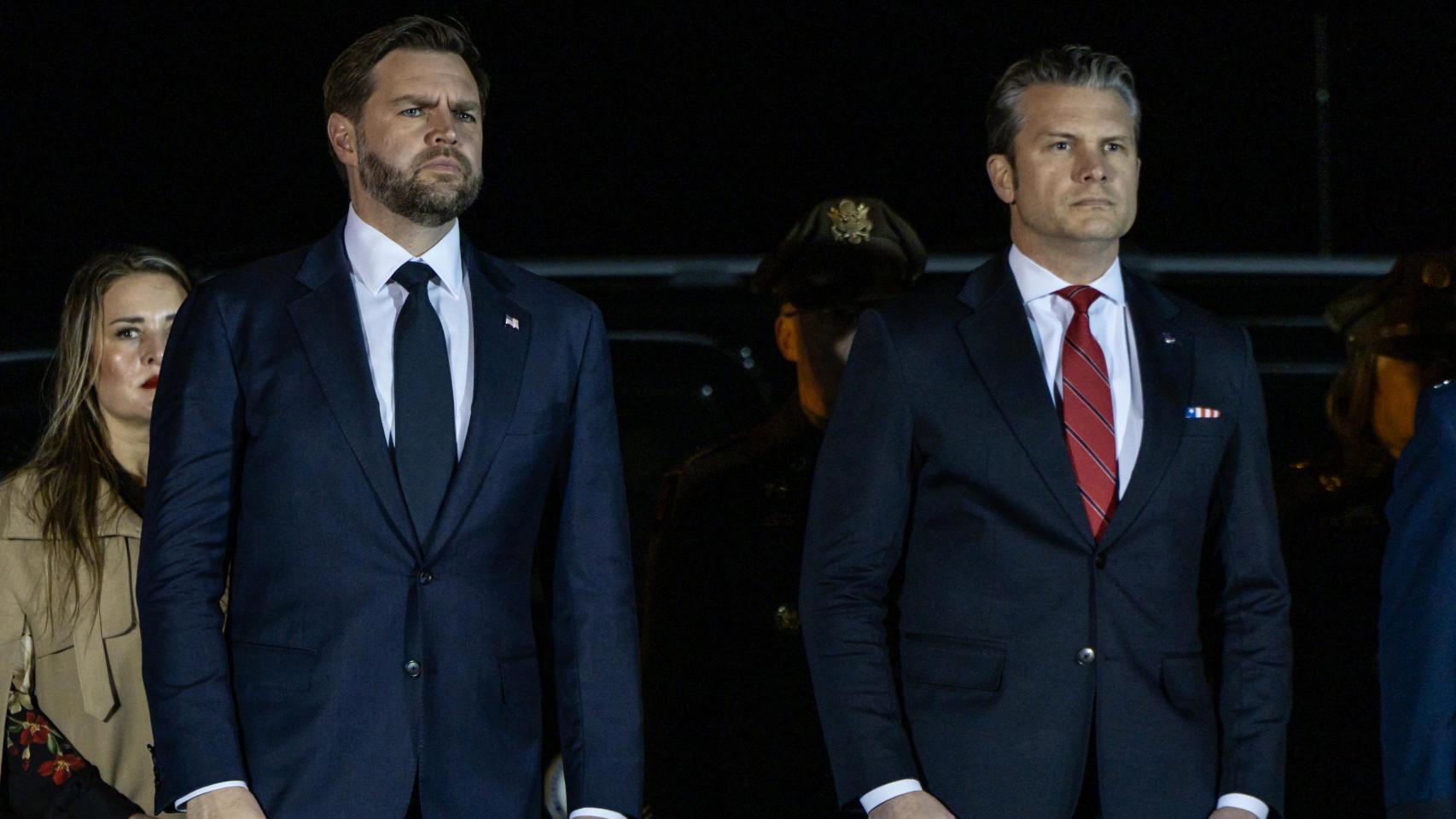 El vicepresidente JD Vance y el secretario de Defensa Pete Hegseth asisten al traslado del sargento caído del Ejército Benjamin Pennington en la base aérea de Dover.