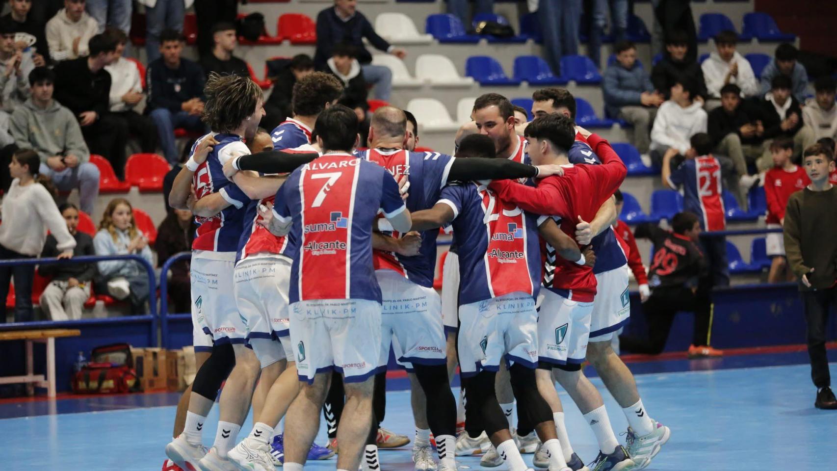 Los jugadores de Agustinos celebran una victoria en su pista.