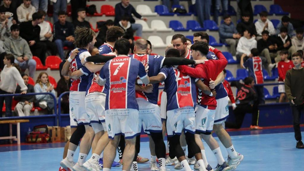 Los jugadores de Agustinos celebran una victoria en su pista.