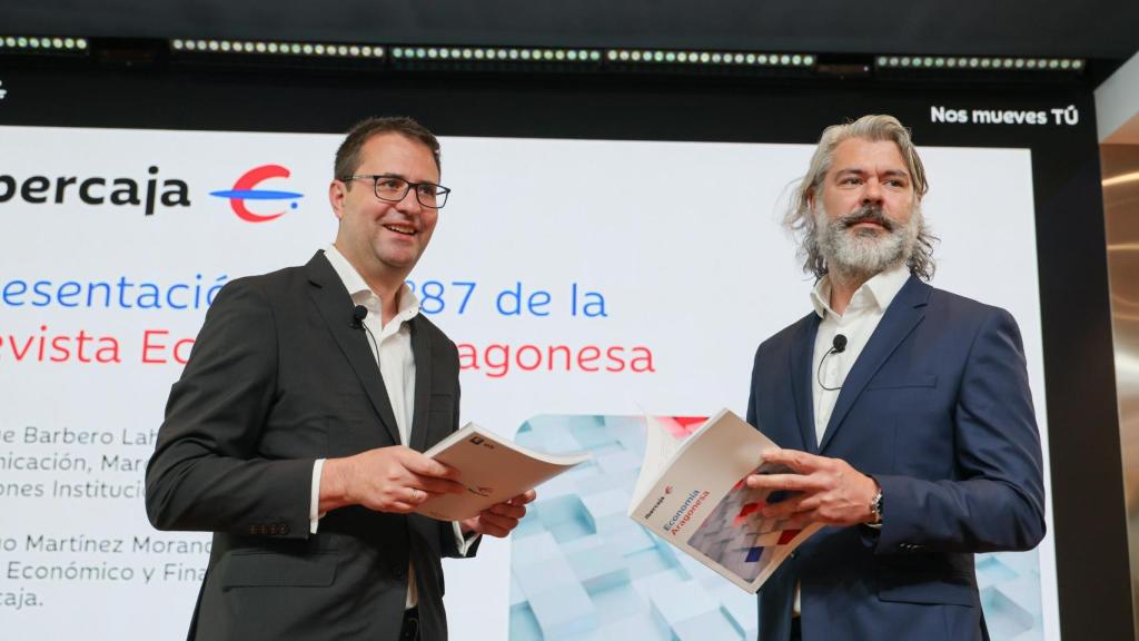 Enrique Barbero, director de Comunicación, Marca y Relaciones Institucionales de Ibercaja, y Santiago Martínez, jefe de Análisis Económico y Financiero del banco