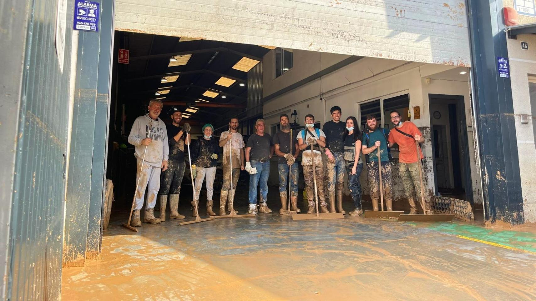 Voluntarios limpian una nave de Beniparrell ubicada junto a la empresa de catering Tamar. Cedida