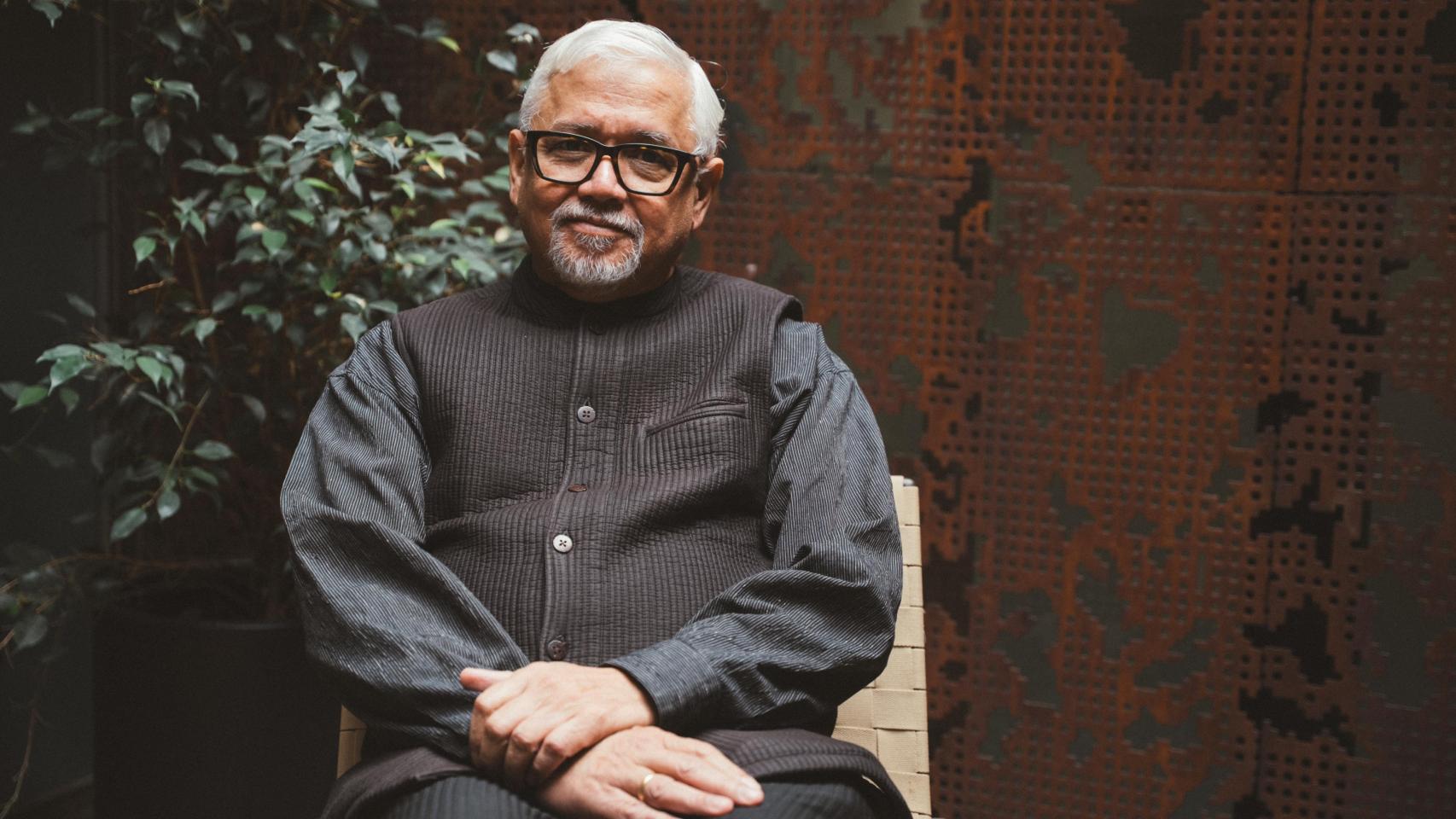 Amitav Ghosh ha publicado 'El gran delirio. Cambio climático y lo impensable' (Capitán Swing, 2026).