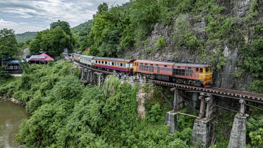 El tren de madera que cruza el puente sobre el río Kwai.
