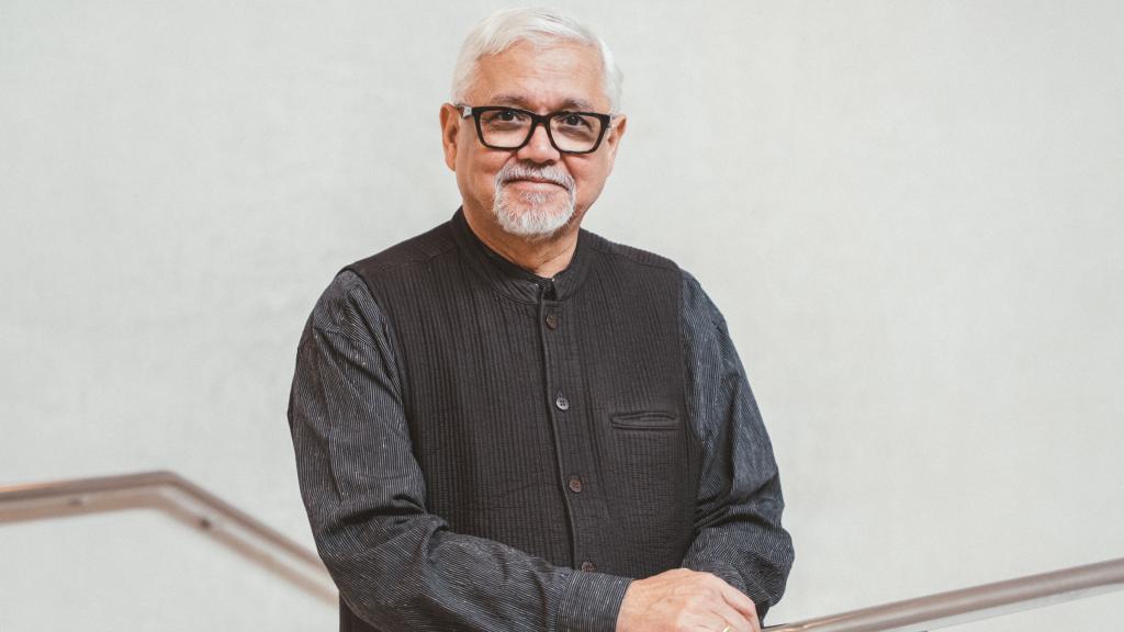 Amitav Ghosh, escritor bengalí conocido sobre todo por sus obras de ficción en las que aborda el cambio climático.
