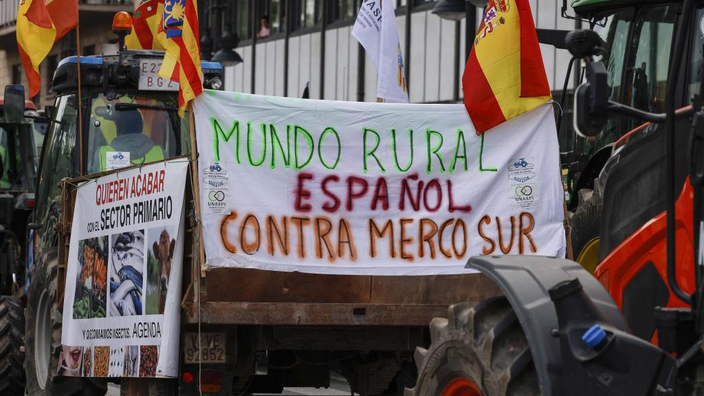 Varios tractores durante una protesta contra el acuerdo UE-Mercosur en Valencia.