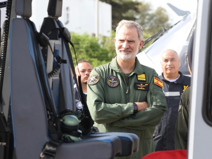 Felipe VI, sonriendo antes de subir al helicóptero.