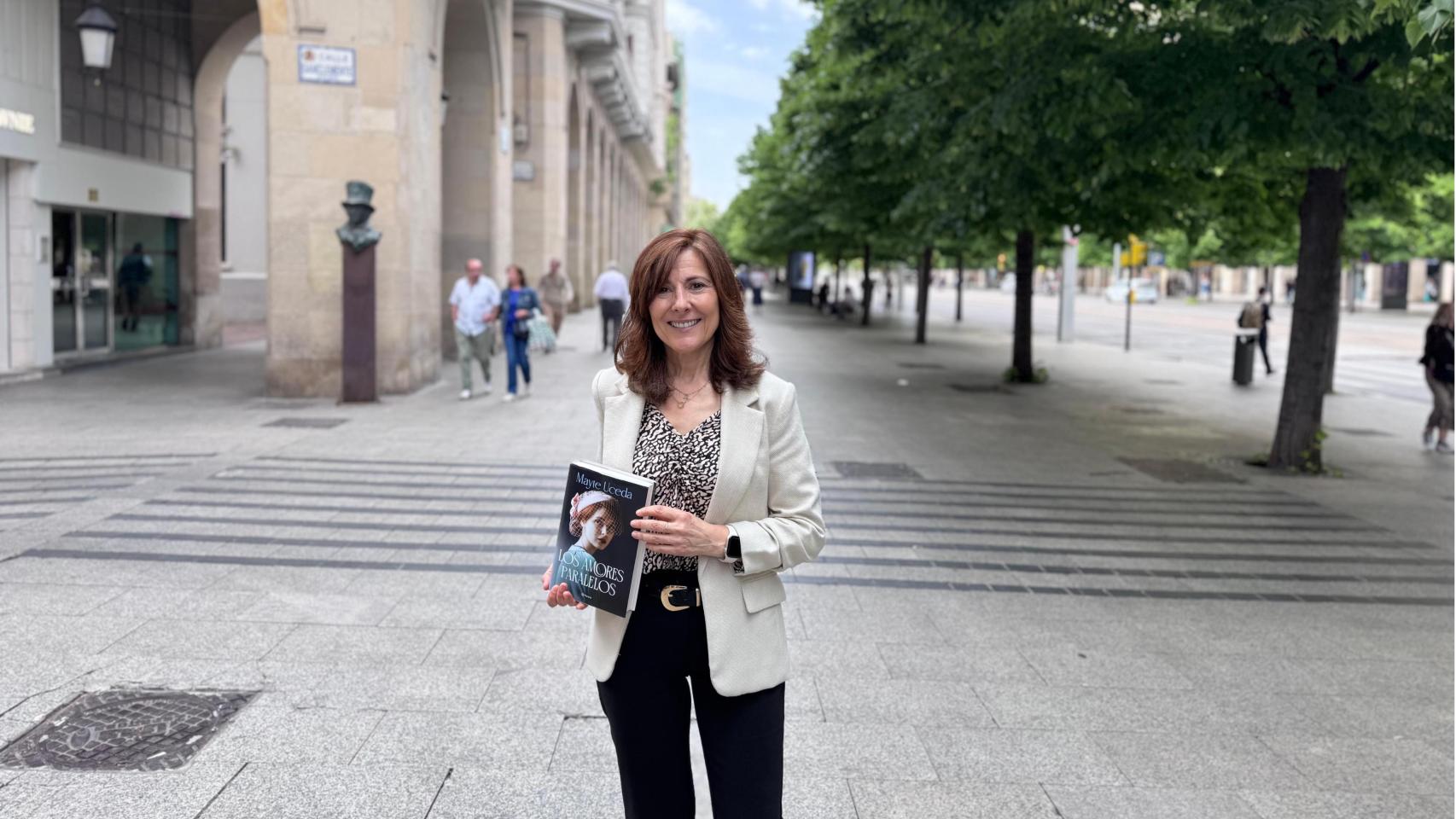 Mayte Uceda con su libro en Zaragoza.