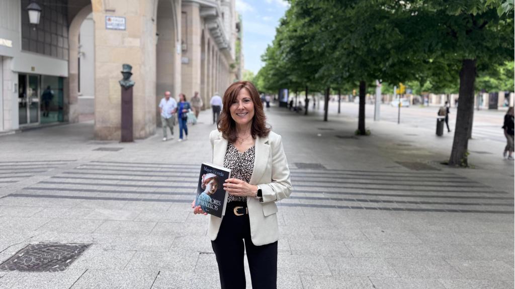Mayte Uceda con su libro en Zaragoza.