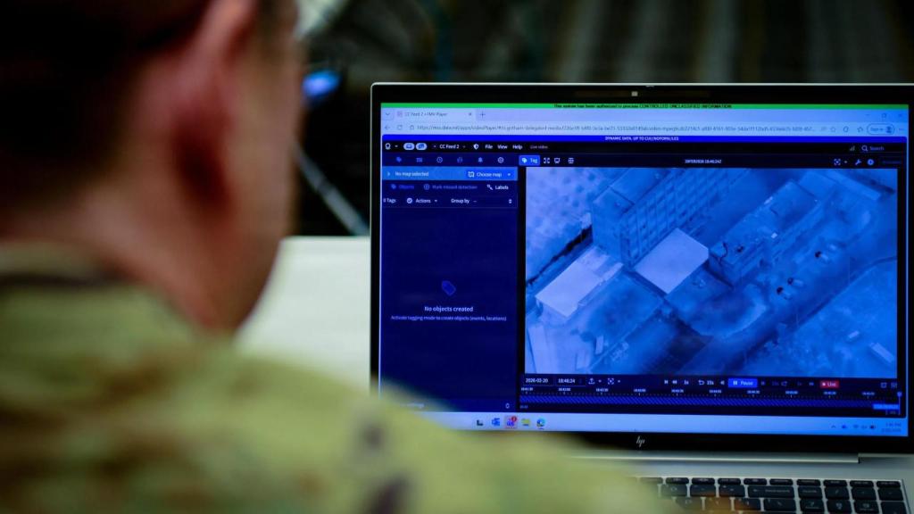 Un oficial del Ejército de Estados Unidos observa la interfaz del sistema inteligente Maven durante una sesión de entrenamiento.