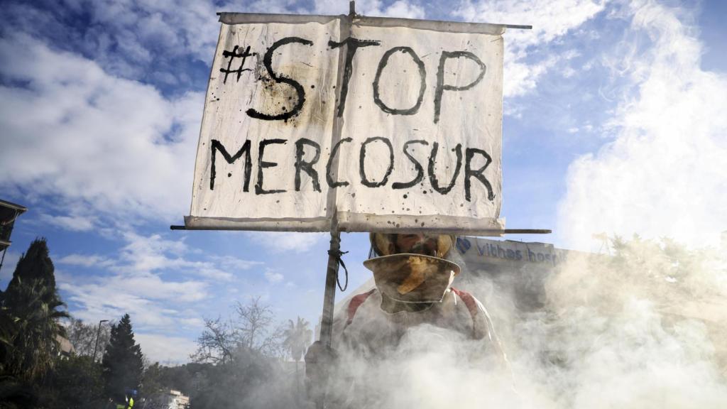 Agricultores durante la concentración 'No a Mercosur. En Defensa de la Soberanía Alimentaria. Por una PAC más fuerte' en Valencia.