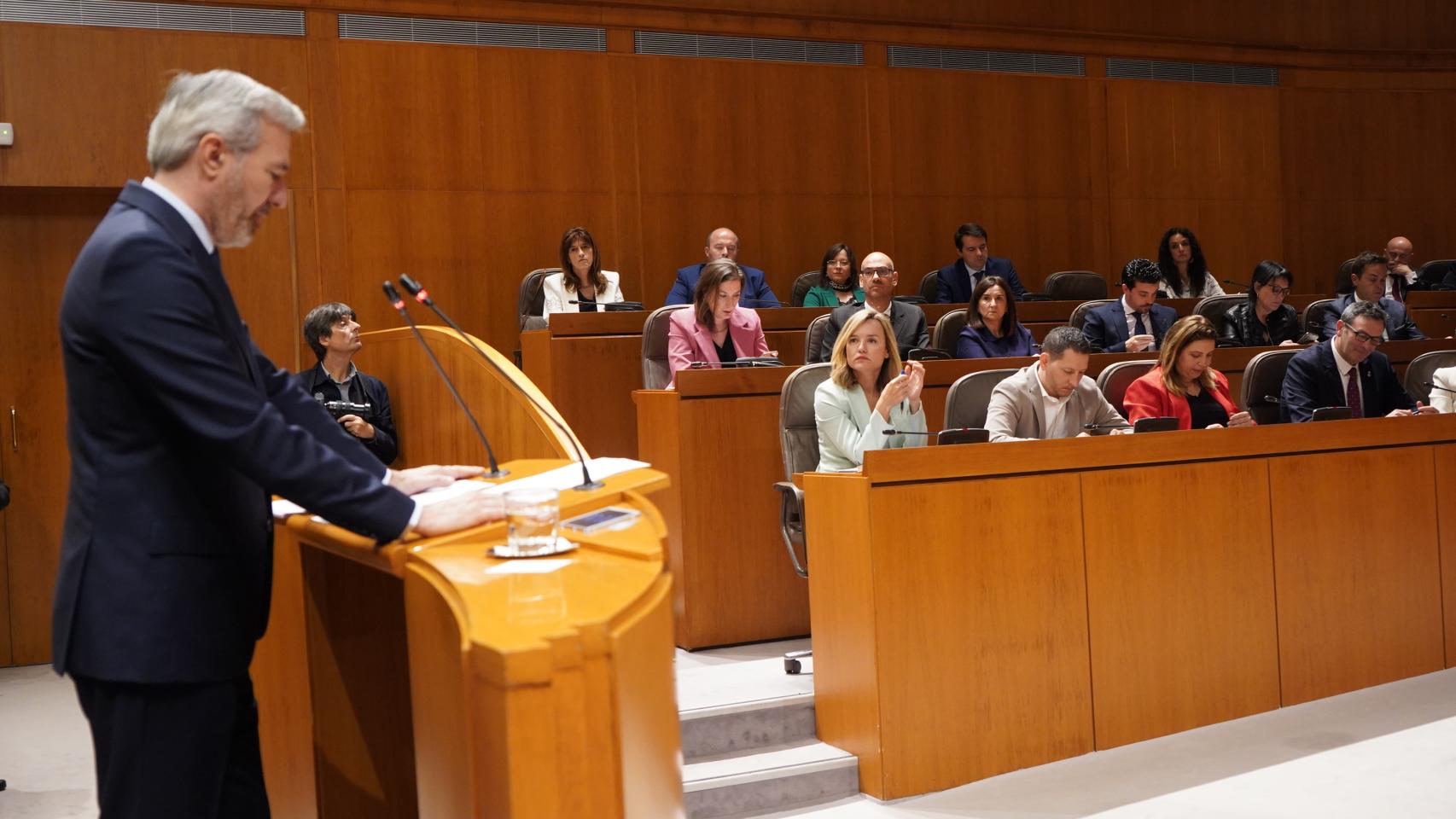 Azcón, en su discurso de investidura, ante la mirada de Alegría