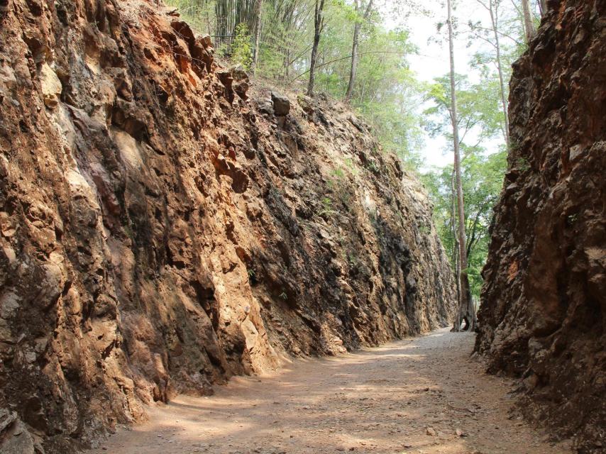El Paso del Infierno que cavaron a pico y pala miles de prisioneros de guerra en Tailandia.