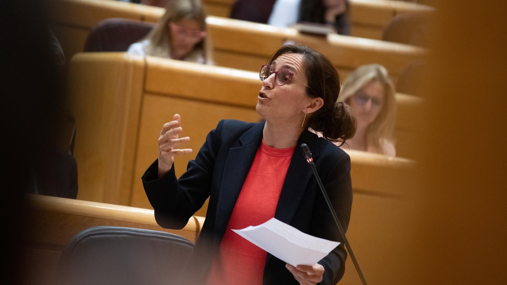 Mónica García, ministra de Sanidad, interviene durante una sesión de control al Gobierno, en el Senado, a 28 de abril de 2026,