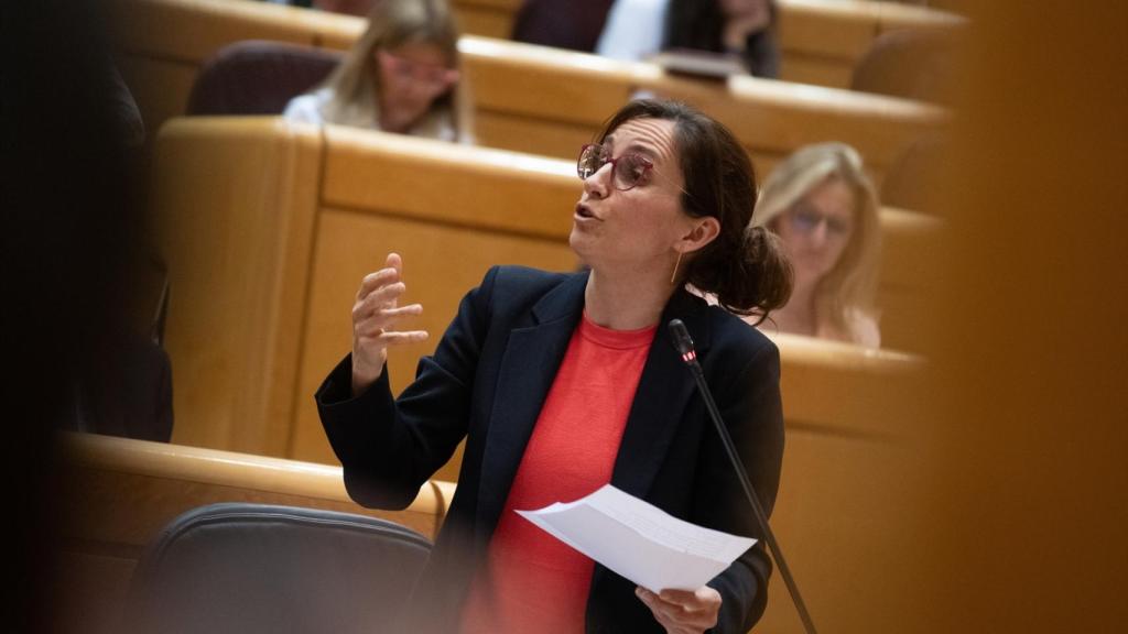 Mónica García, ministra de Sanidad, interviene durante una sesión de control al Gobierno, en el Senado, a 28 de abril de 2026,