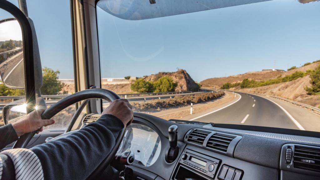 Camionero desde el interior de la cabina.