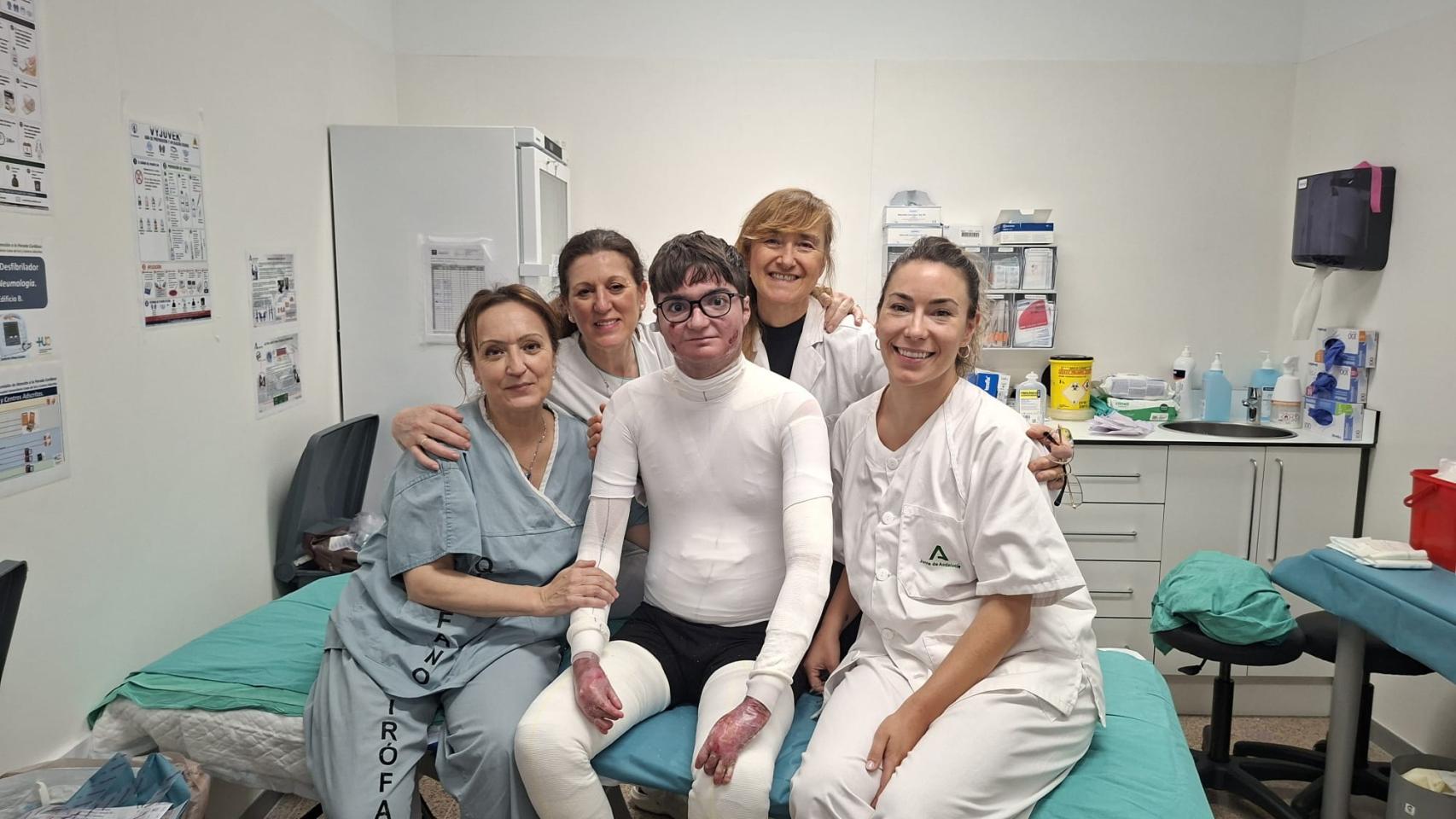 Adrián junto a su madre y el equipo que le ha administrado el tratamiento.