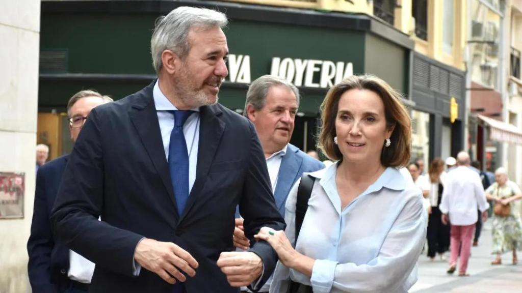 Azcón, con Cuca Gamarra en una visita a Zaragoza.