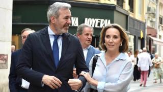 Azcón, con Cuca Gamarra en una visita a Zaragoza.