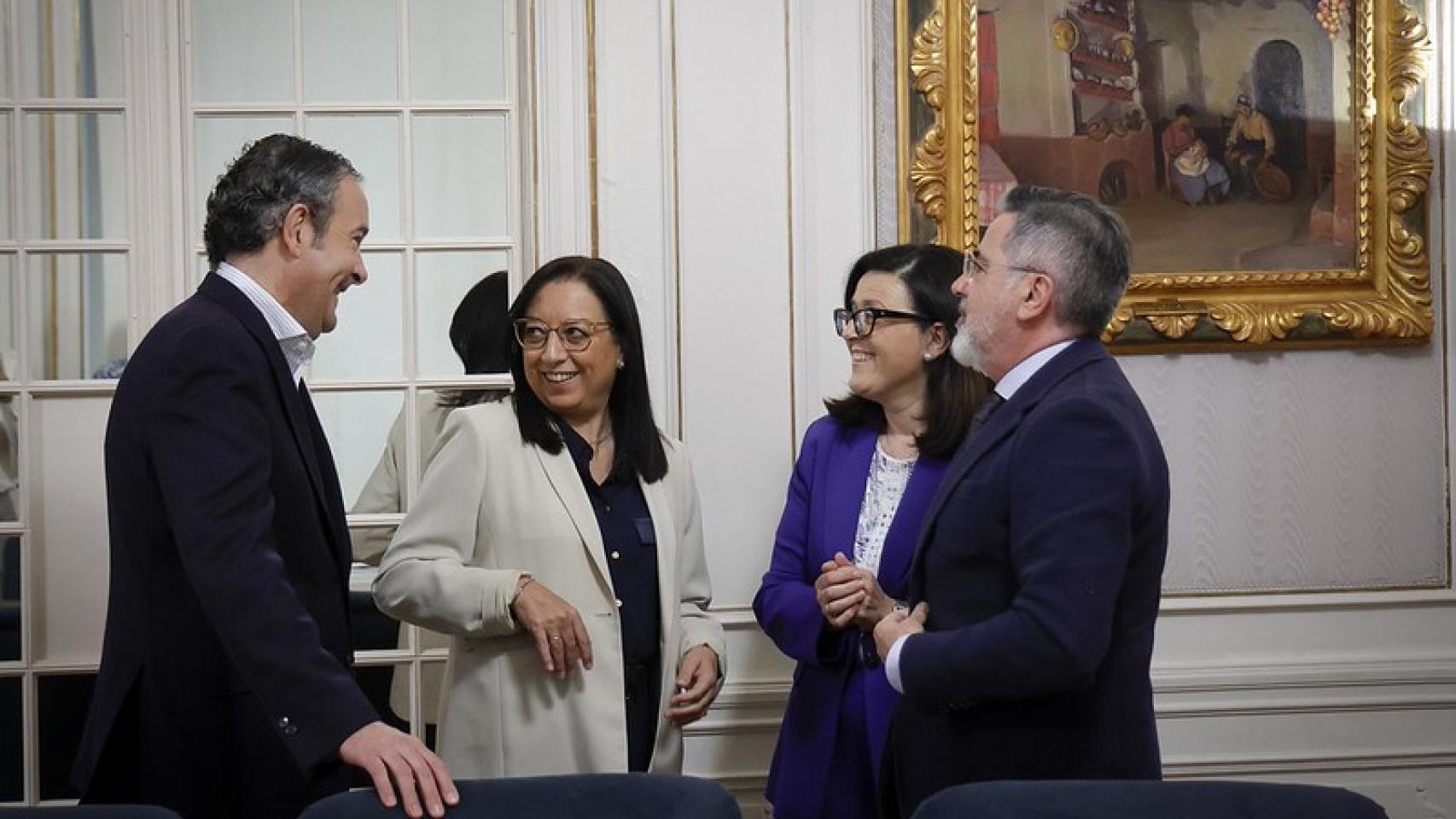 La presidenta de Les Corts, Llanos Massó, junto a diputados del PP. José Cuéllar / Corts